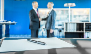 Zwei Männer machen einen Handschlag